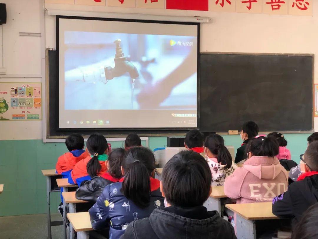 大型警车找轮胎